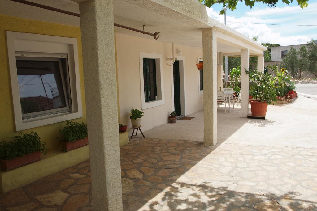 Apartments Viktorija Starigrad Paklenica Esterno foto