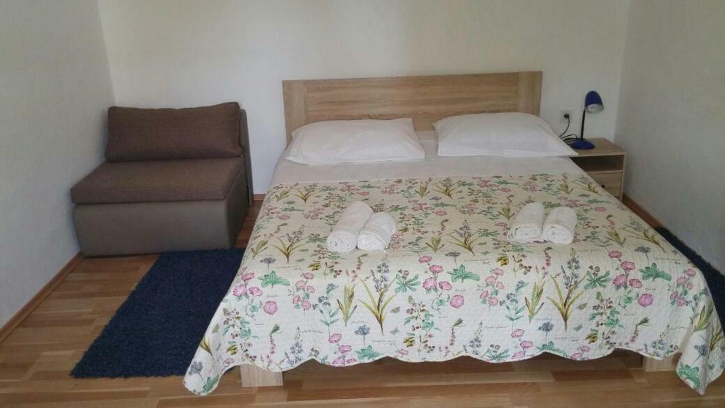 Apartments Viktorija Starigrad Paklenica Esterno foto