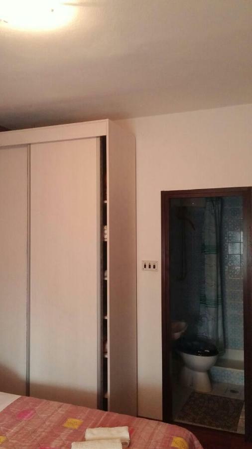 Apartments Viktorija Starigrad Paklenica Esterno foto